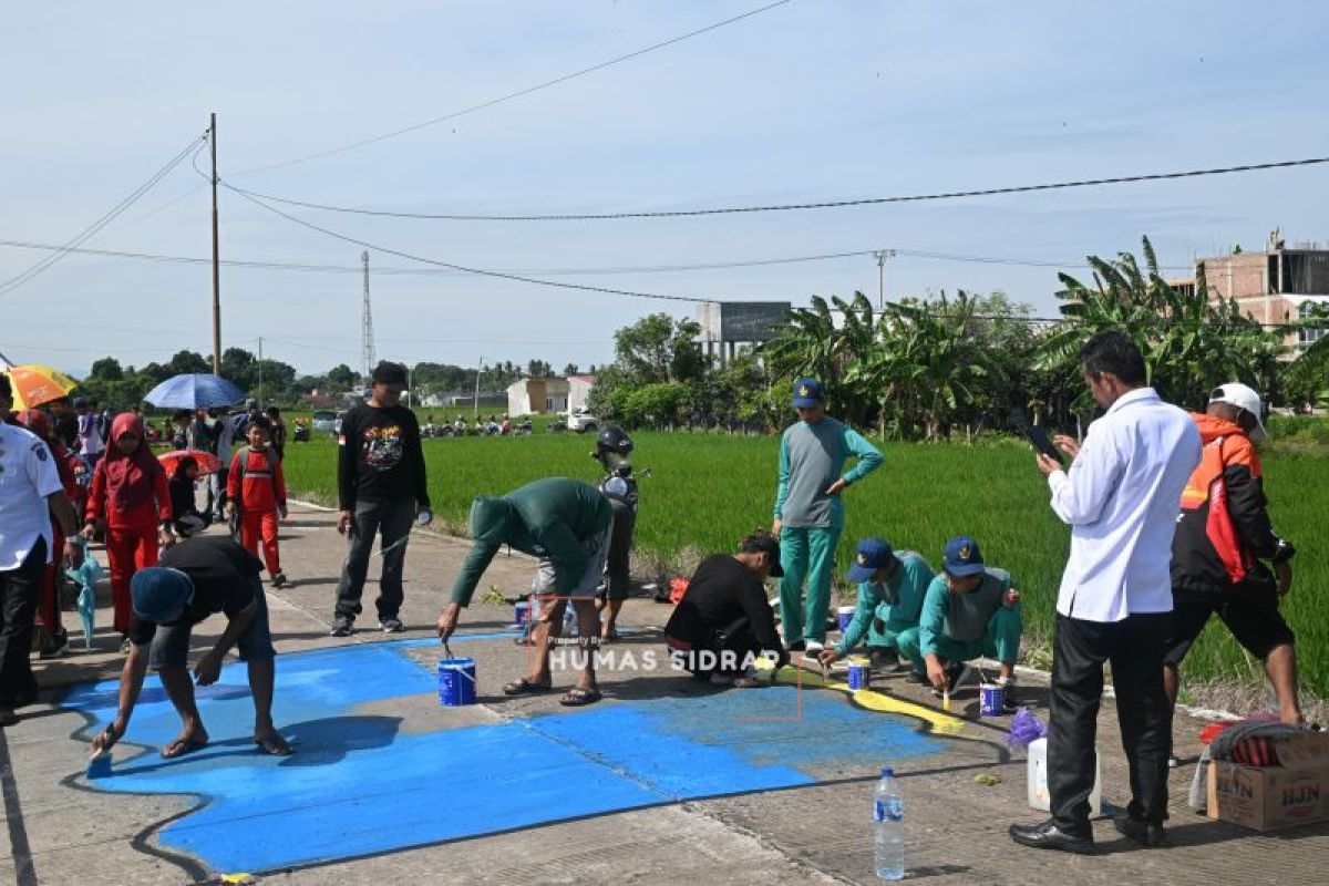 Ribuan pelajar di Sidrap melukis di atas aspal sepanjang 3 km