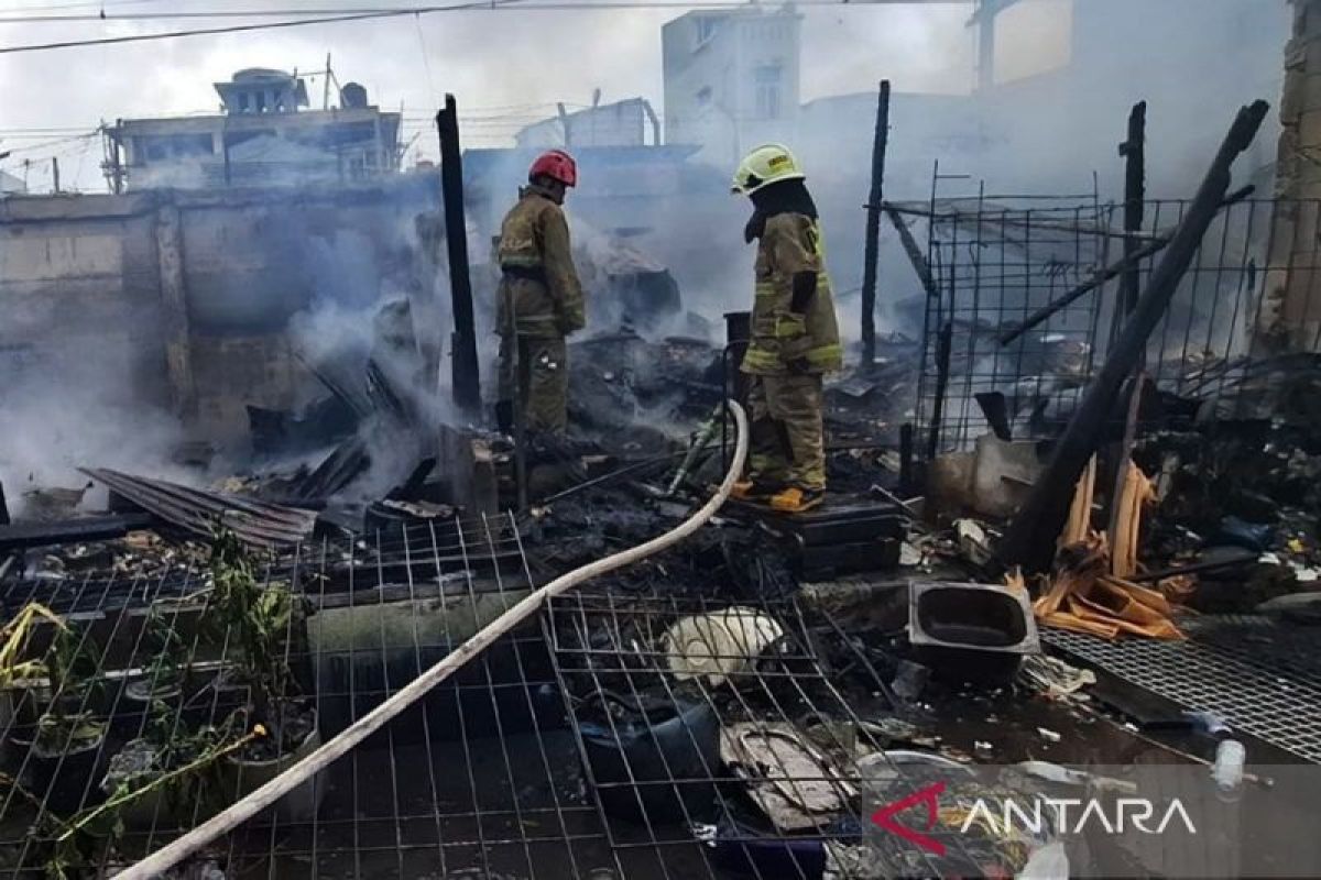 Gulkarmat kerahkan 100 personel padamkan kebakaran gudang oli di Jakut