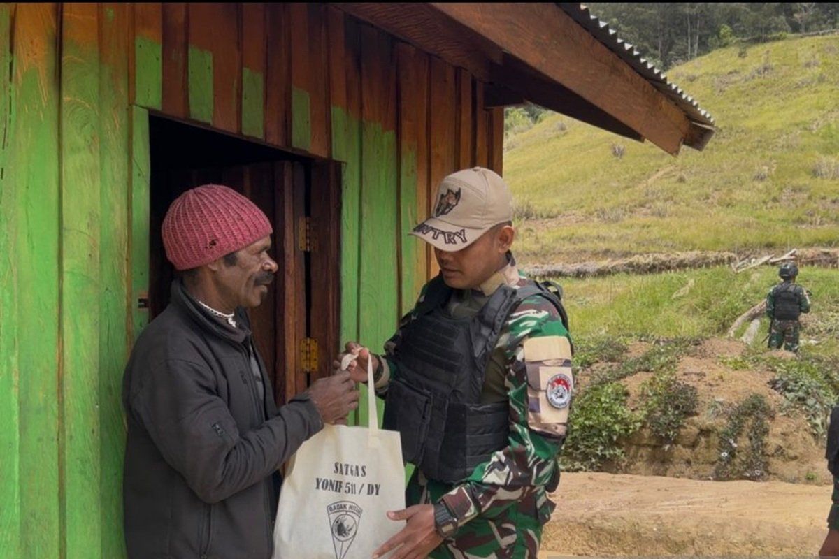 Satgas Yonif 511/DY perkuat baksos bagi paket bapok bagi warga Tima