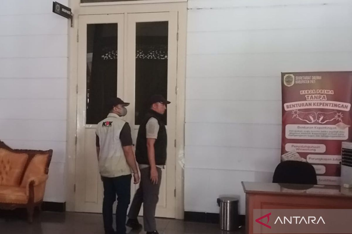 Penyidik KPK geledah rumah dinas Bupati Pati