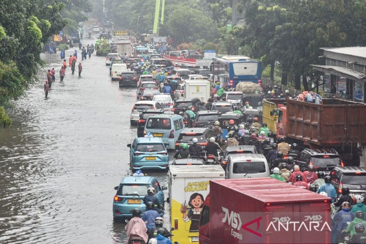 Banjir Jakarta, 15 RT dan 20 ruas jalan terendam