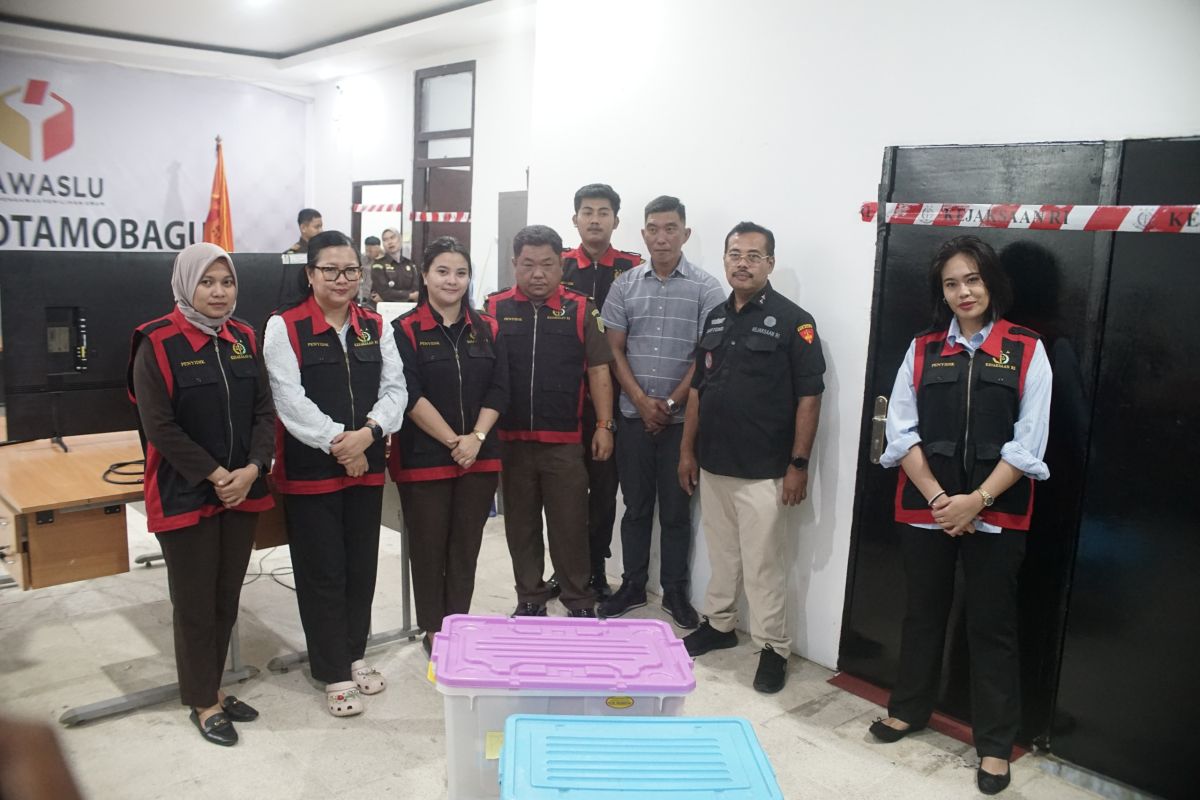 Penyidik Kejari geledah Kantor Kesbangpol dan Bawaslu Kota Kotamobagu