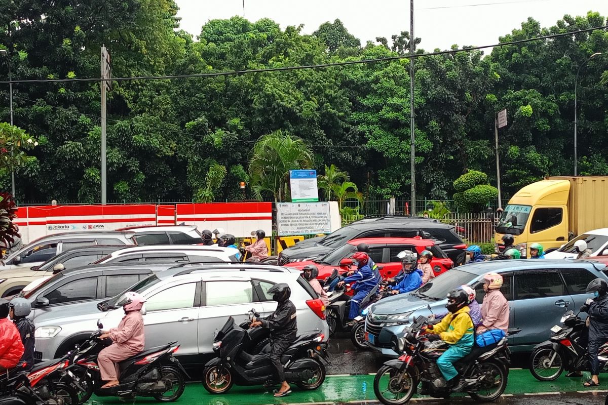 Macet panjang terjadi di Jalan DI Panjaitan usai banjir surut