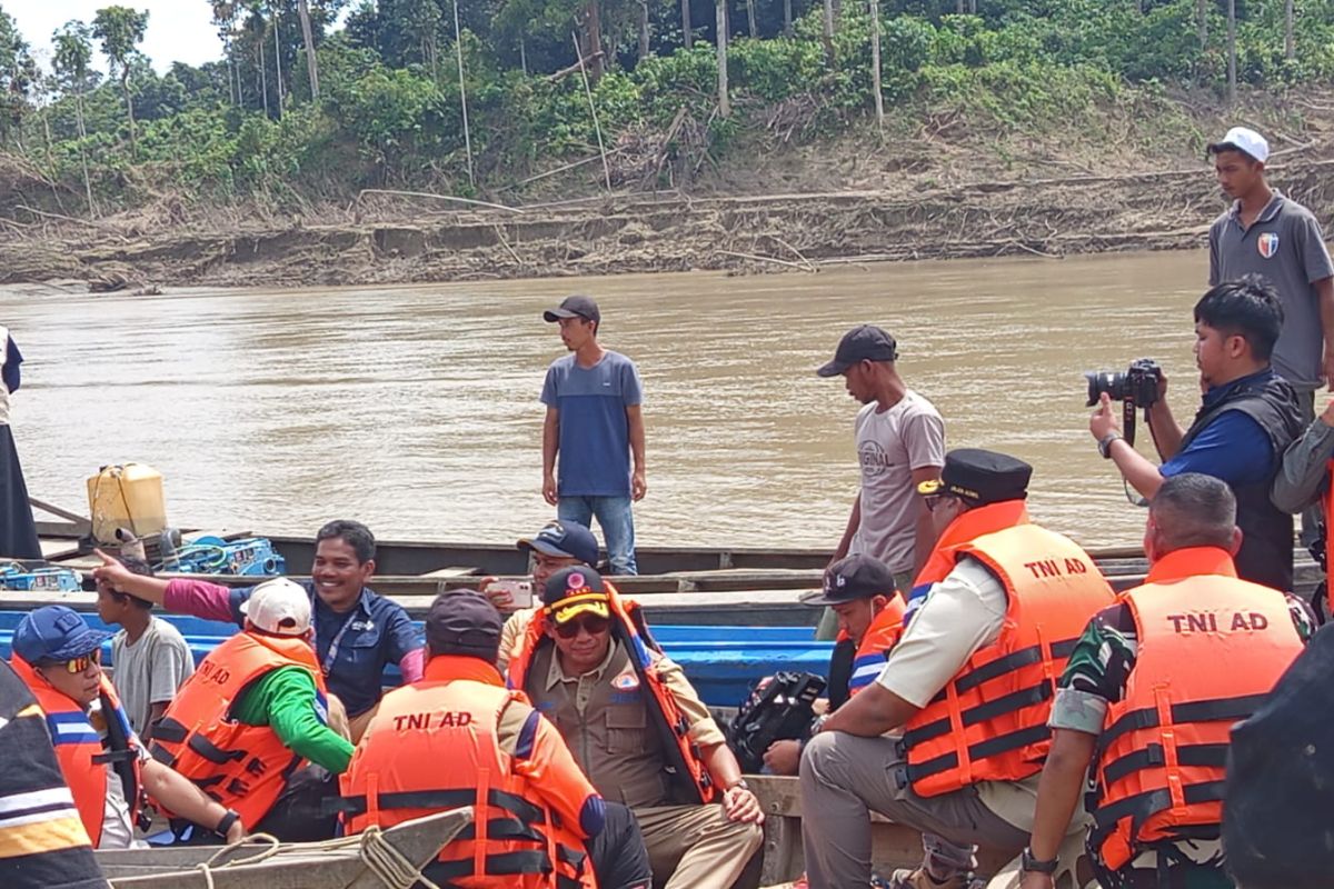 Mendagri gunakan perahu tinjau pengungsi di Leubok Pusaka