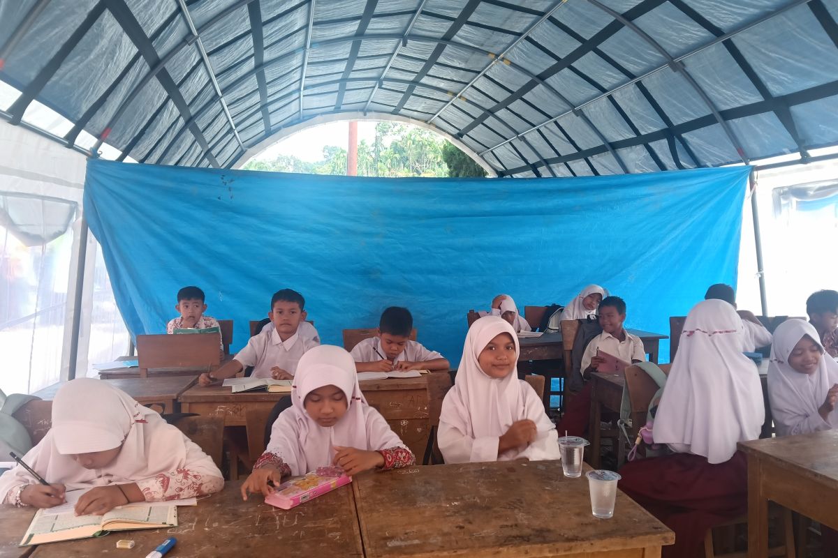 PBM siswa SDN 05 Kayu Pasak Agam di tenda darurat berjalan lancar
