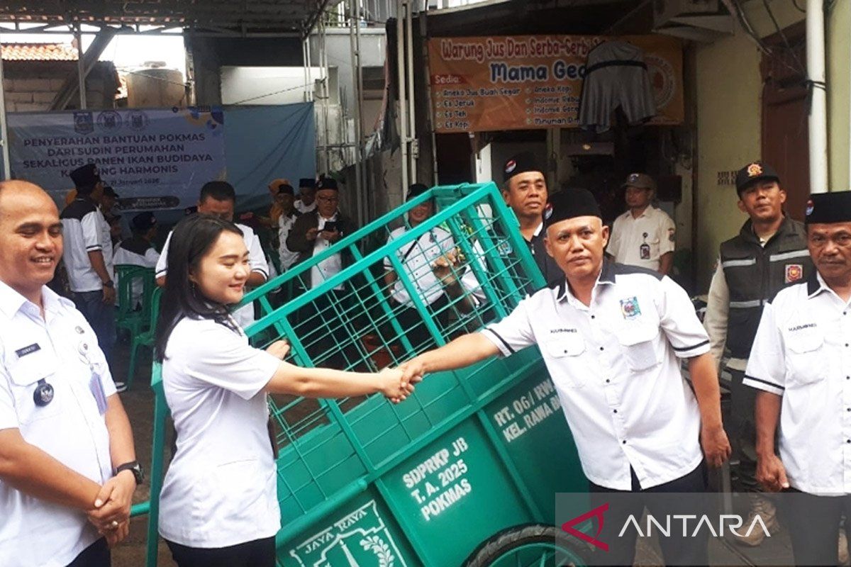 Jakbar salurkan bantuan perbaikan lingkungan bagi RW 02 Rawa Buaya