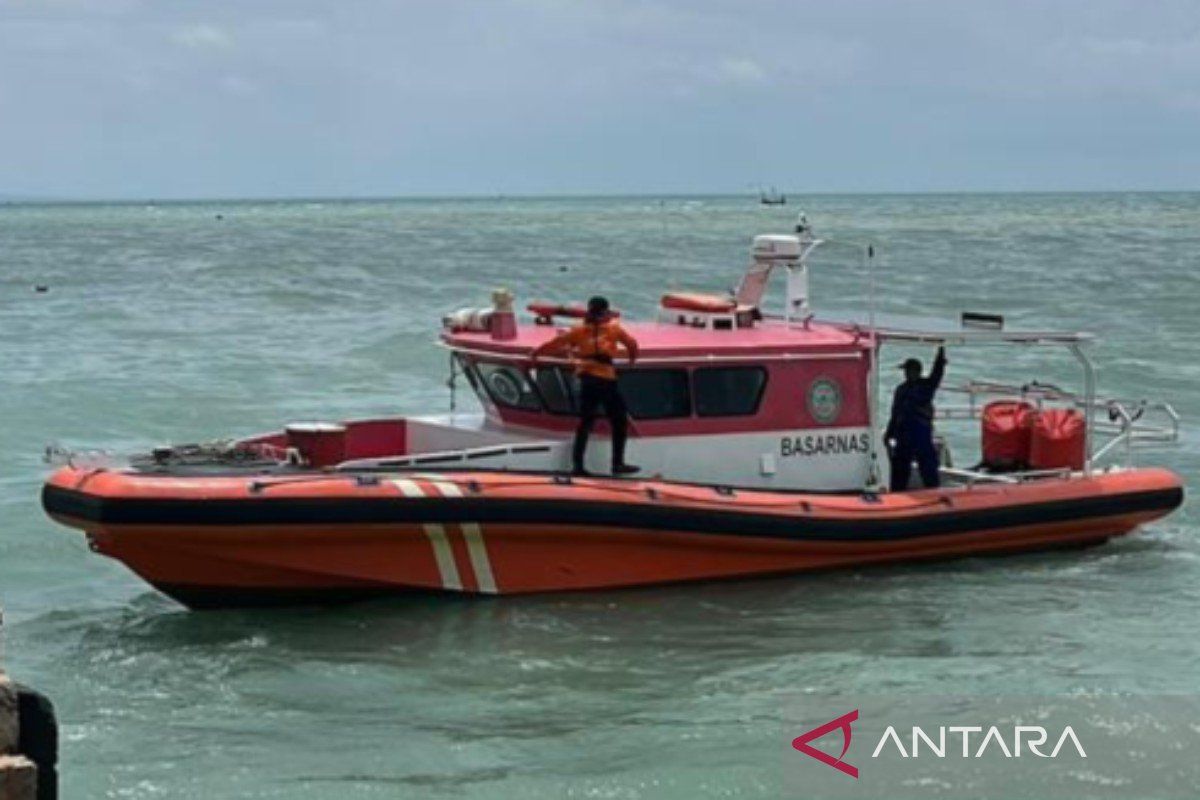 Tim gabungan evakuasi ABK kapal tongkang kandas di perairan Sumenep