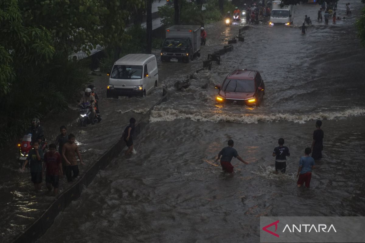 Banjir Jakarta, Transjakarta berhenti operasi di tiga area