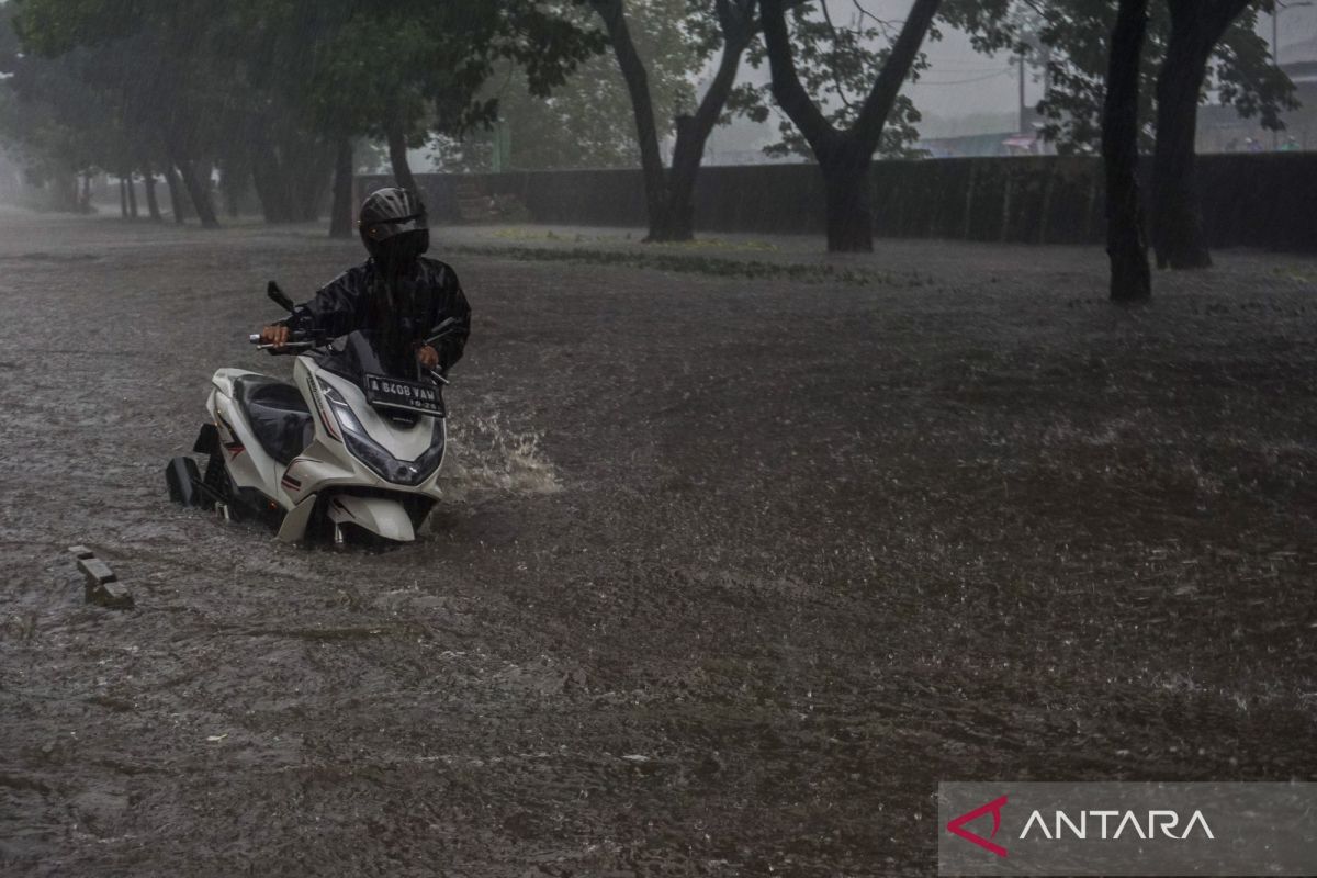 DKI kemarin, banjir di 45 RT Jakarta lalu gudang penyimpanan obat