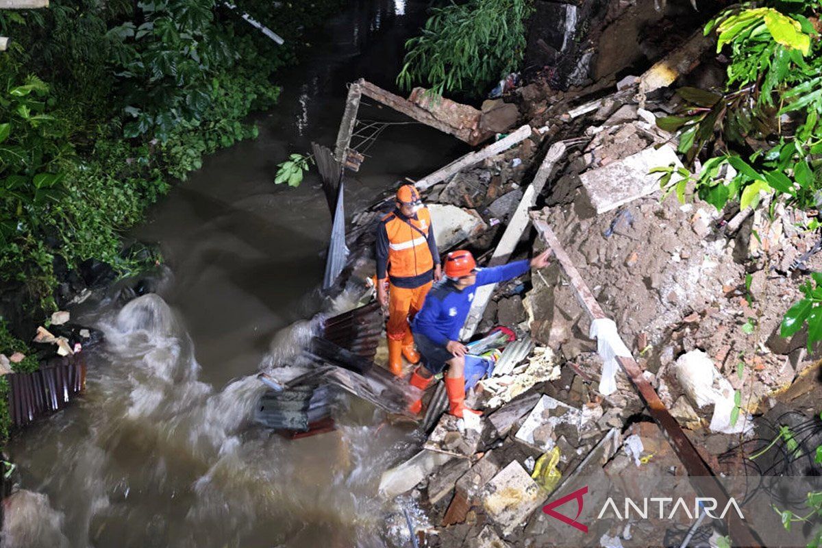 20 petugas gabungan tangani turap longsor di Srengseng Sawah