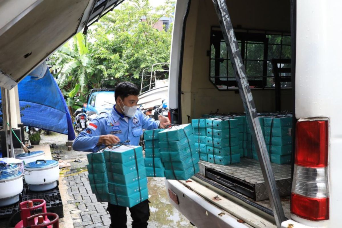 Sudinsos Jaksel beri makanan siap saji bagi terdampak banjir