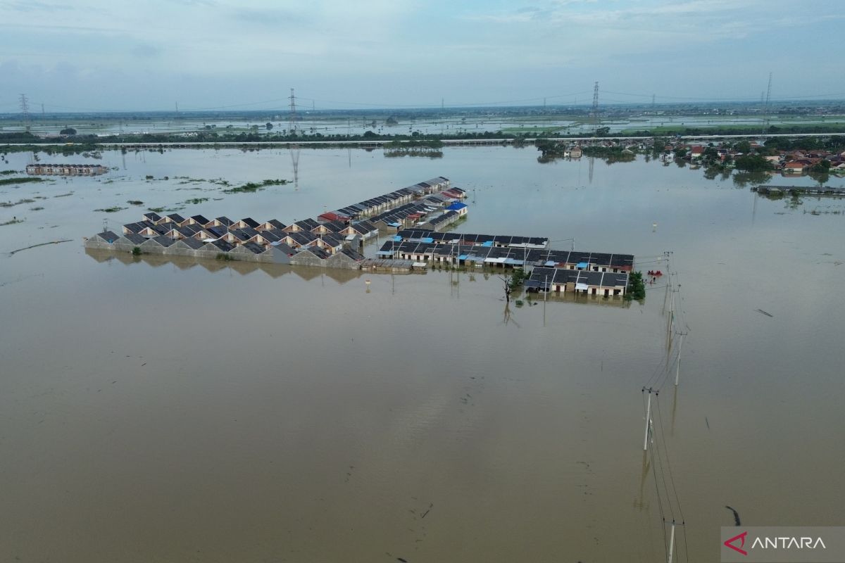 Pemkab Bekasi tambah titik pengungsian optimalkan evakuasi korban
