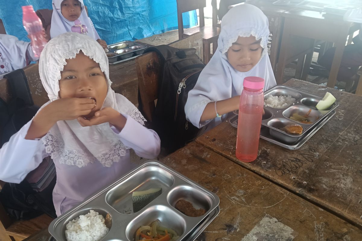 Siswa terdampak bencana di Palembayan Agam antusias terima MBG