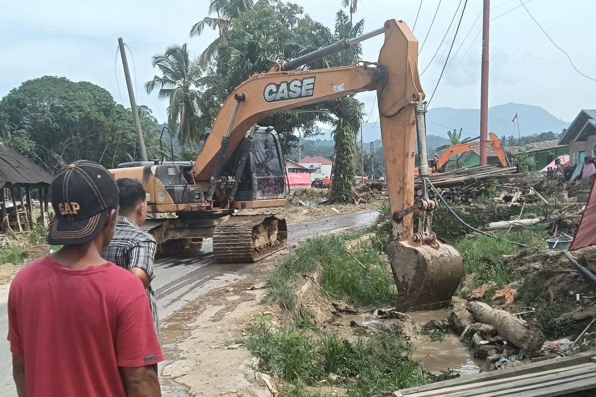 Sat Brimob Polda Sumbar bersihkan saluran irigasi pulihkan bencana