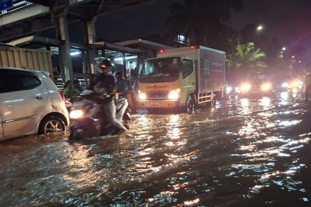 Daan Mogot Jakbar masih terendam banjir