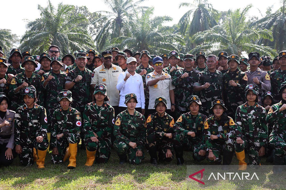 Politik kemarin, Mendagri salurkan bantuan hingga Presiden ke Paris