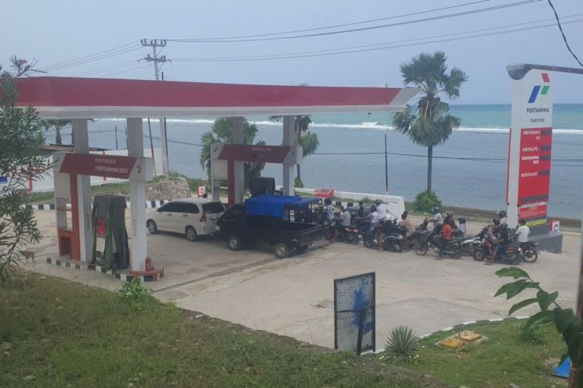 Cuaca buruk menjadi penyebab terhambatnya distribusi BBM di Rote Ndao