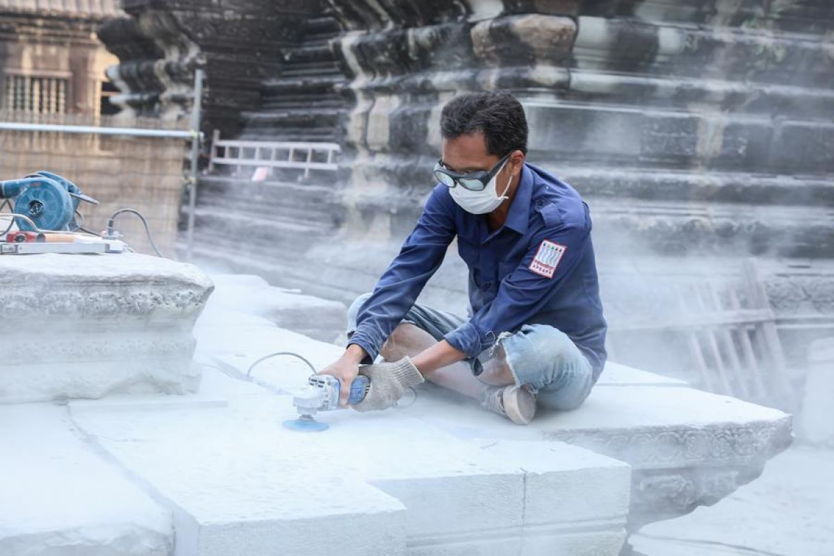 Arkeolog restorasi perpustakaan di objek wisata Angkor Wat, Kamboja