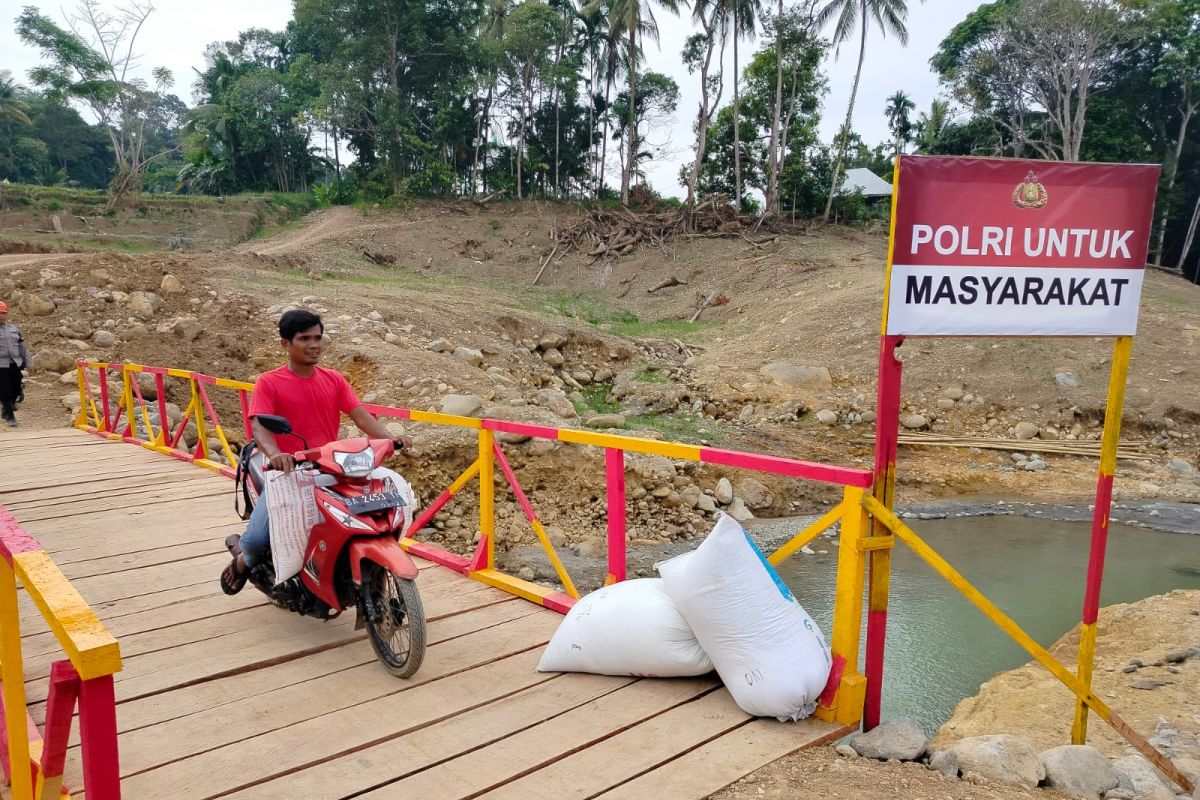 Sat Brimob Polda Sumbar rampungkan empat jembatan darurat di Agam