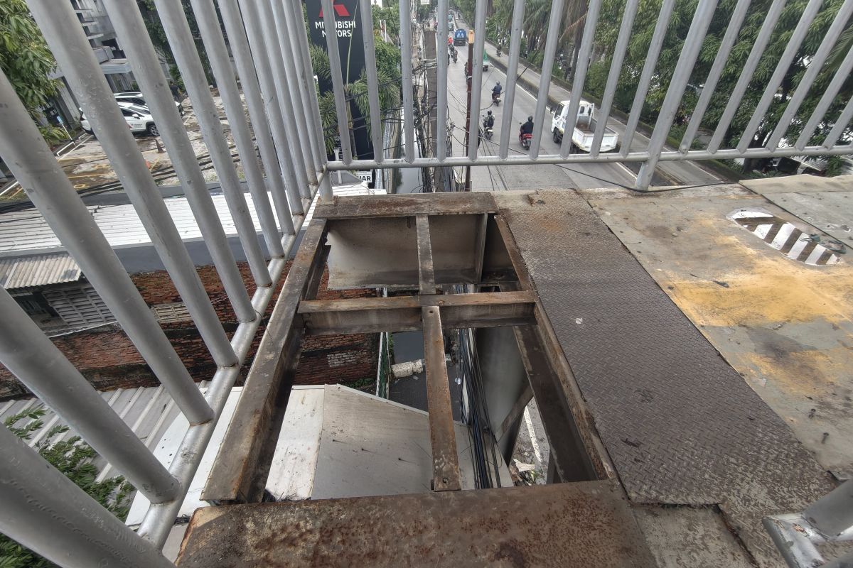 Sejumlah pelat besi JPO Sahabat Jalan Daan Mogot Jakbar hilang