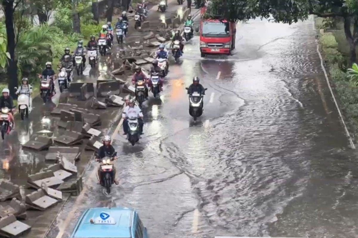 Banjir mulai surut, Daan Mogot sudah bisa dilintasi kendaraan