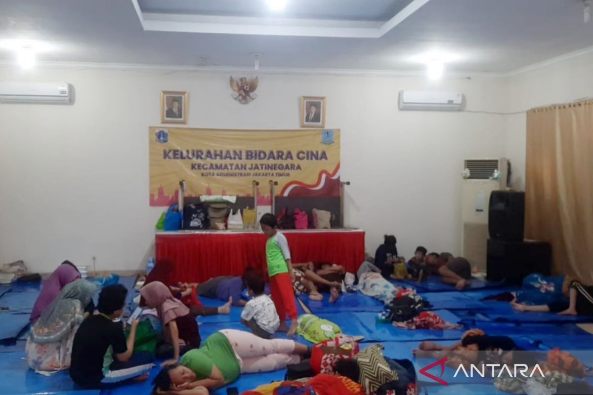 Akibat banjir, ratusan warga Bidara Cina mengungsi ke tiga lokasi