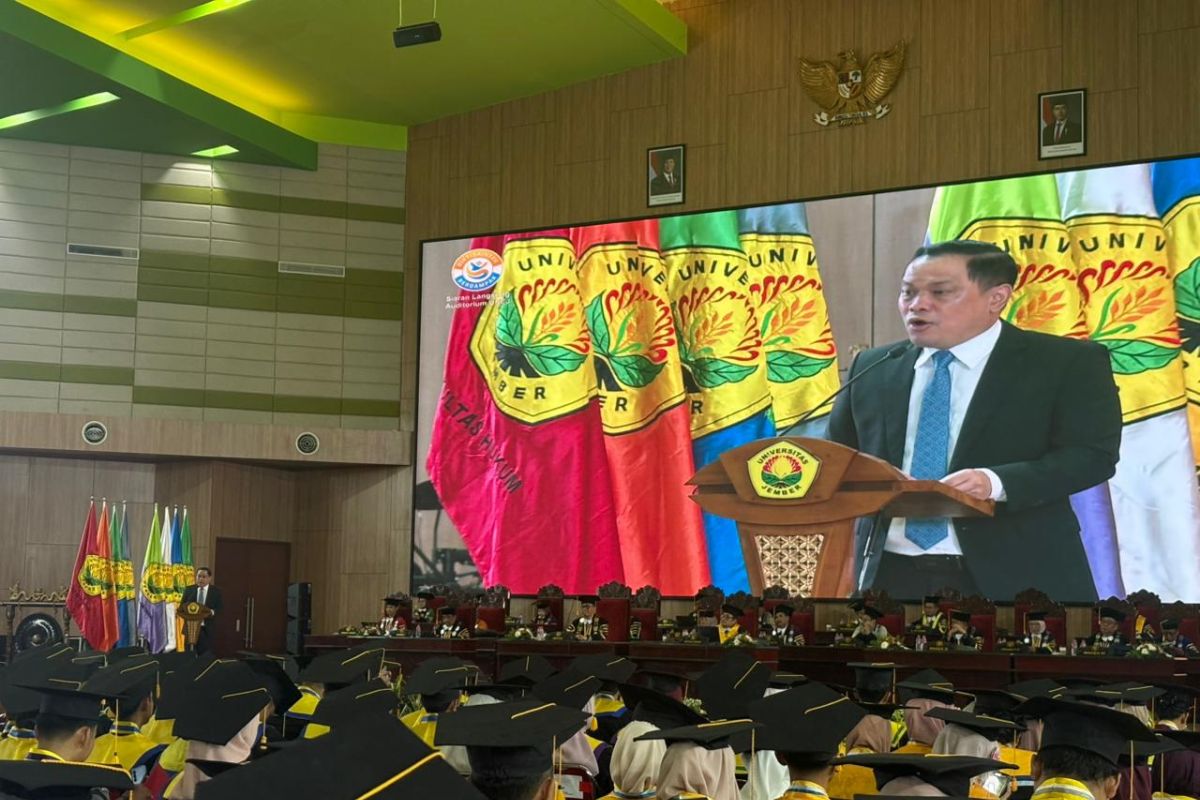Anggota DPR ajak wisudawan Unej cerdas berinvestasi-bijak berteknologi