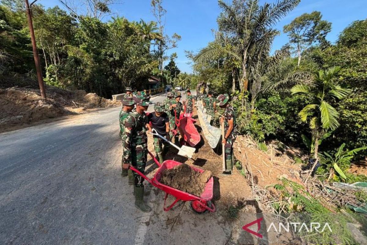 Ratusan prajurit TNI bantu penyintas longsor di Kecamatan Adiankoting