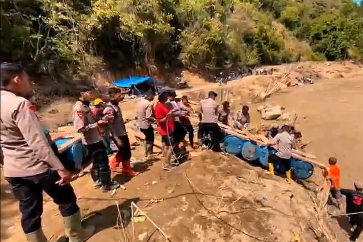 Brimob Polda Aceh bangun tujuh jembatan darurat di wilayah terisolir