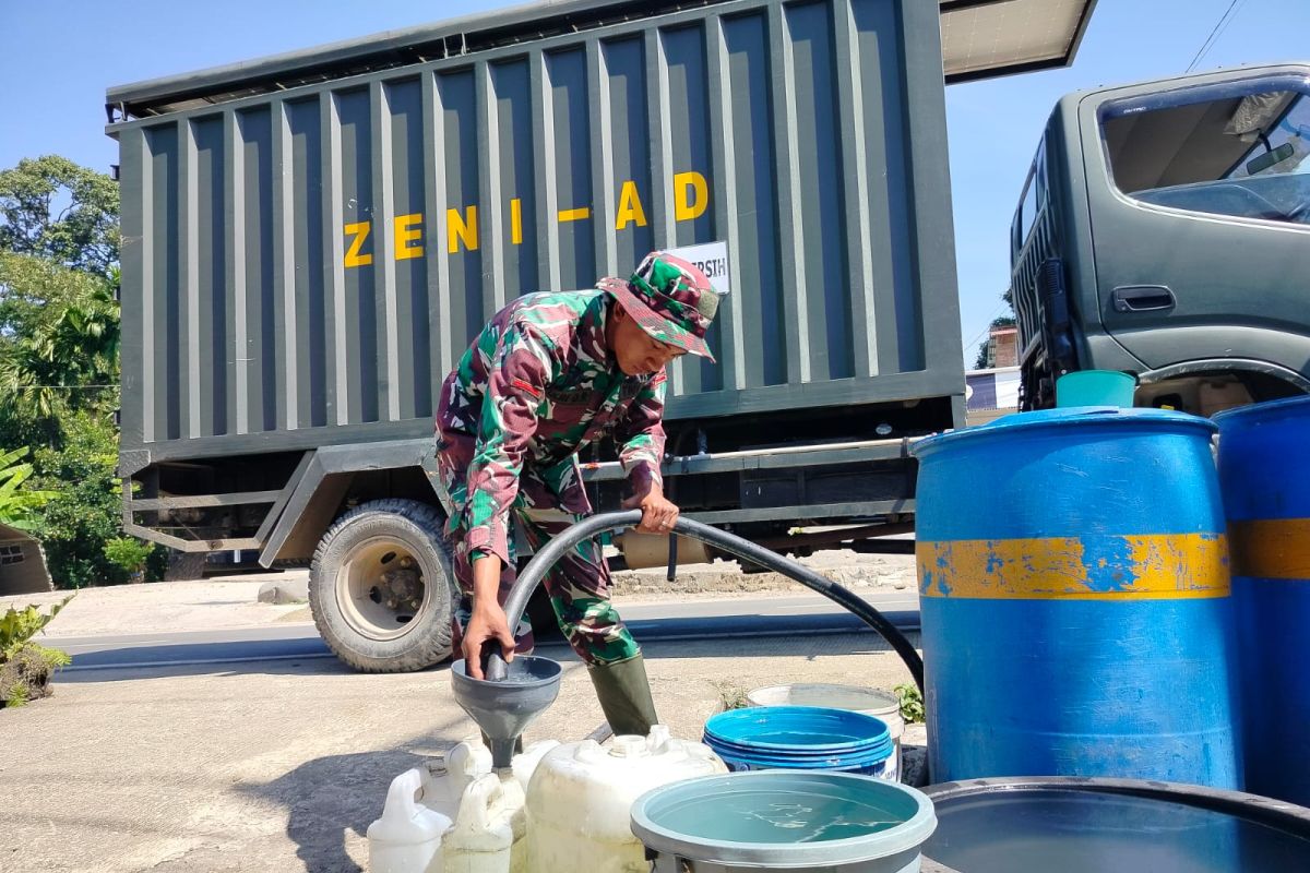 Warga terdampak bencana Palembayan Agam terbantu air bersih dari TNI