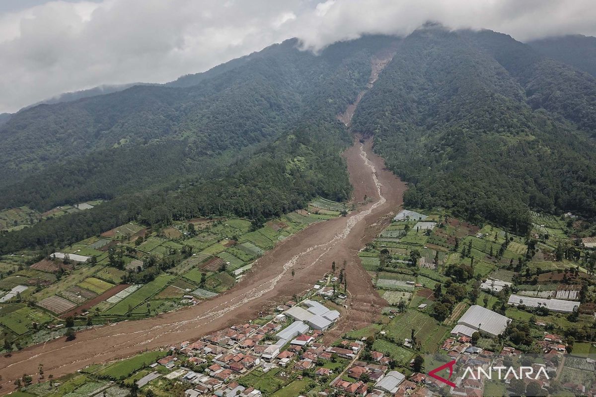 Pencarian 79 korban tanah longsor di Desa Pasirlangu Cisarua