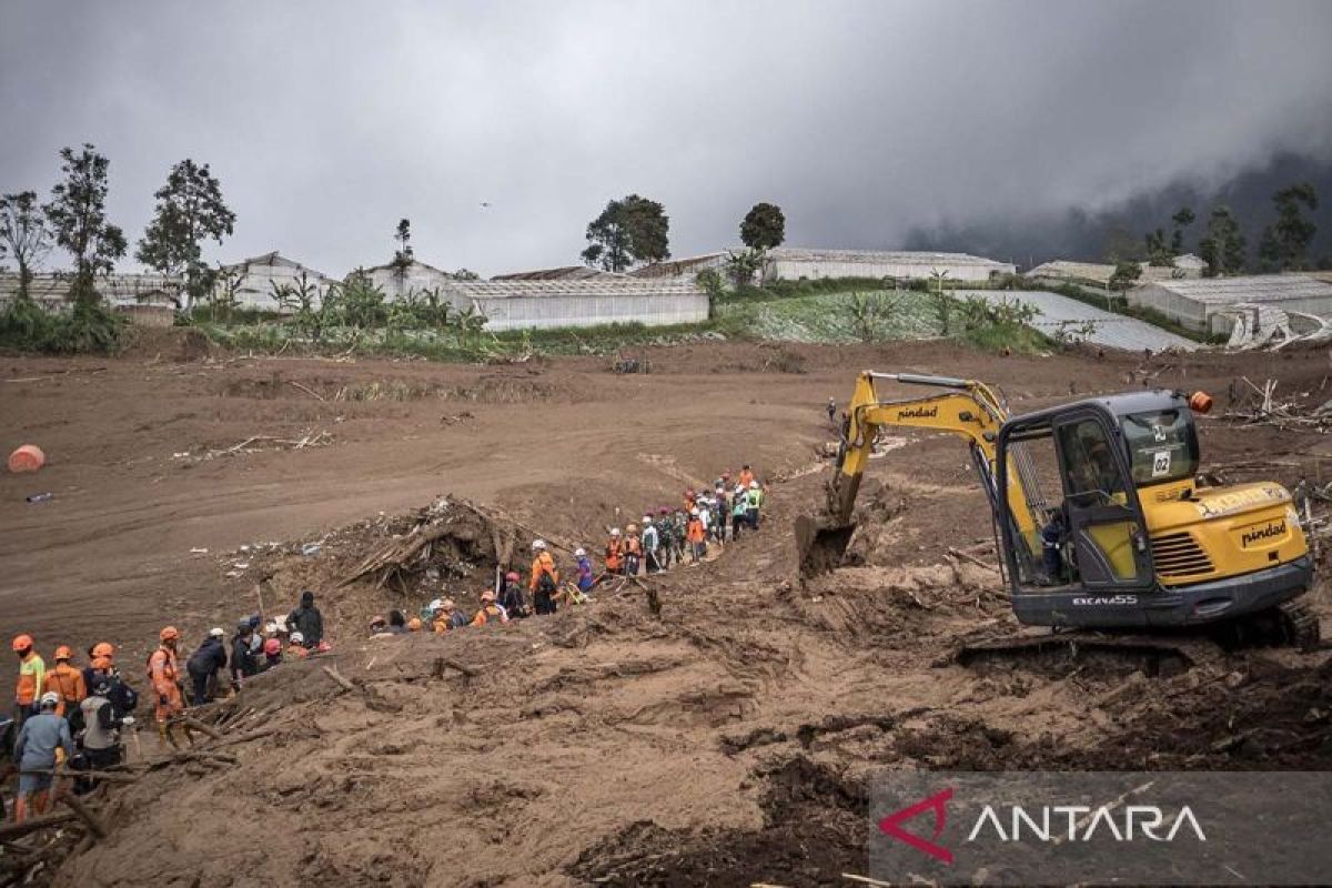 Tim SAR kerahkan sembilan alat berat cari 65 korban Longsor Cisarua