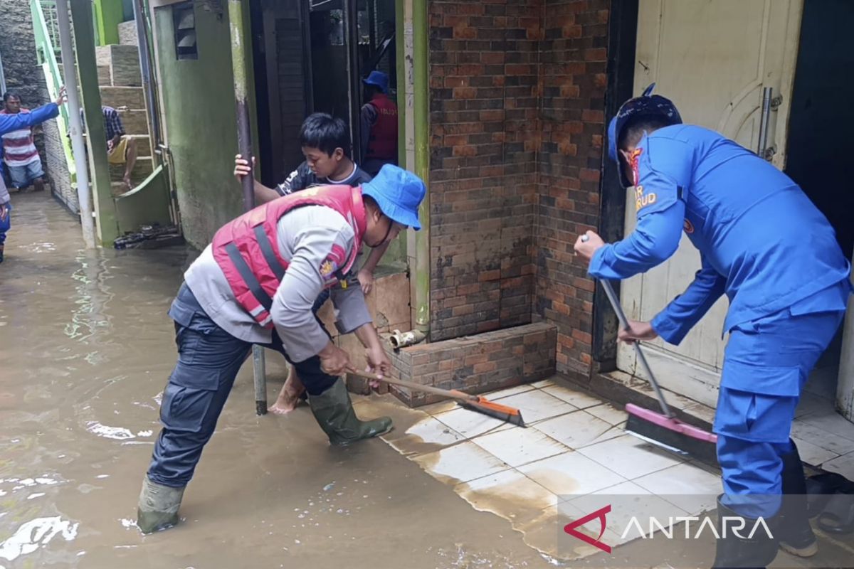 Polisi bantu bersihkan rumah warga yang terdampak banjir di Jaktim