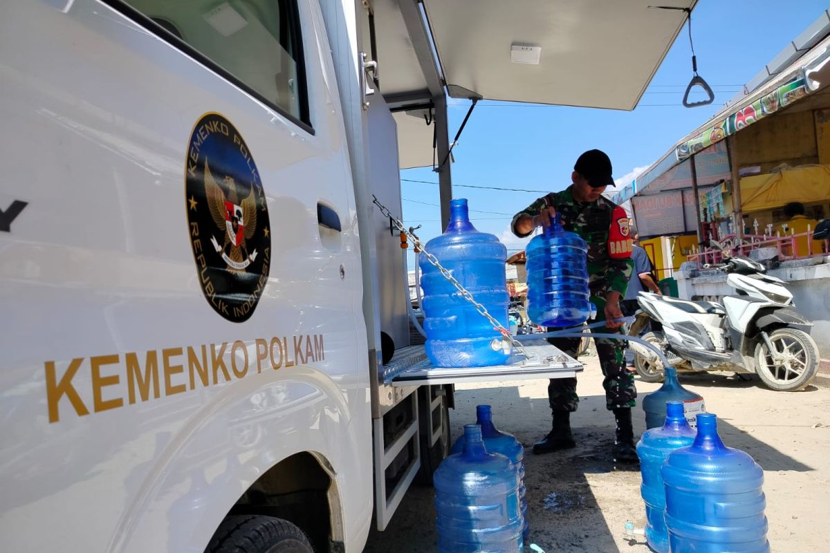 TNI-Kemenko Polkam distribusikan air siap minum ke Tanjung Raya Agam