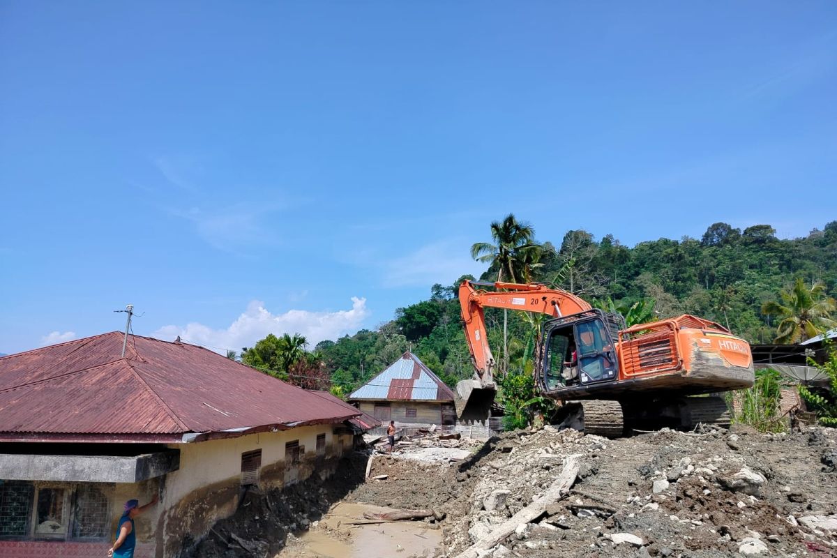 Penyintas bencana Labuah Agam terbantu alat berat bersihkan rumah