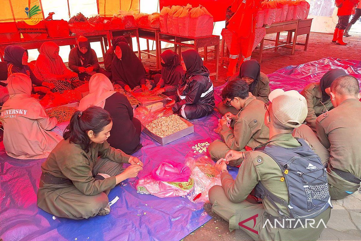 Dapur umum longsor Cisarua produksi 4.500 paket makanan per hari