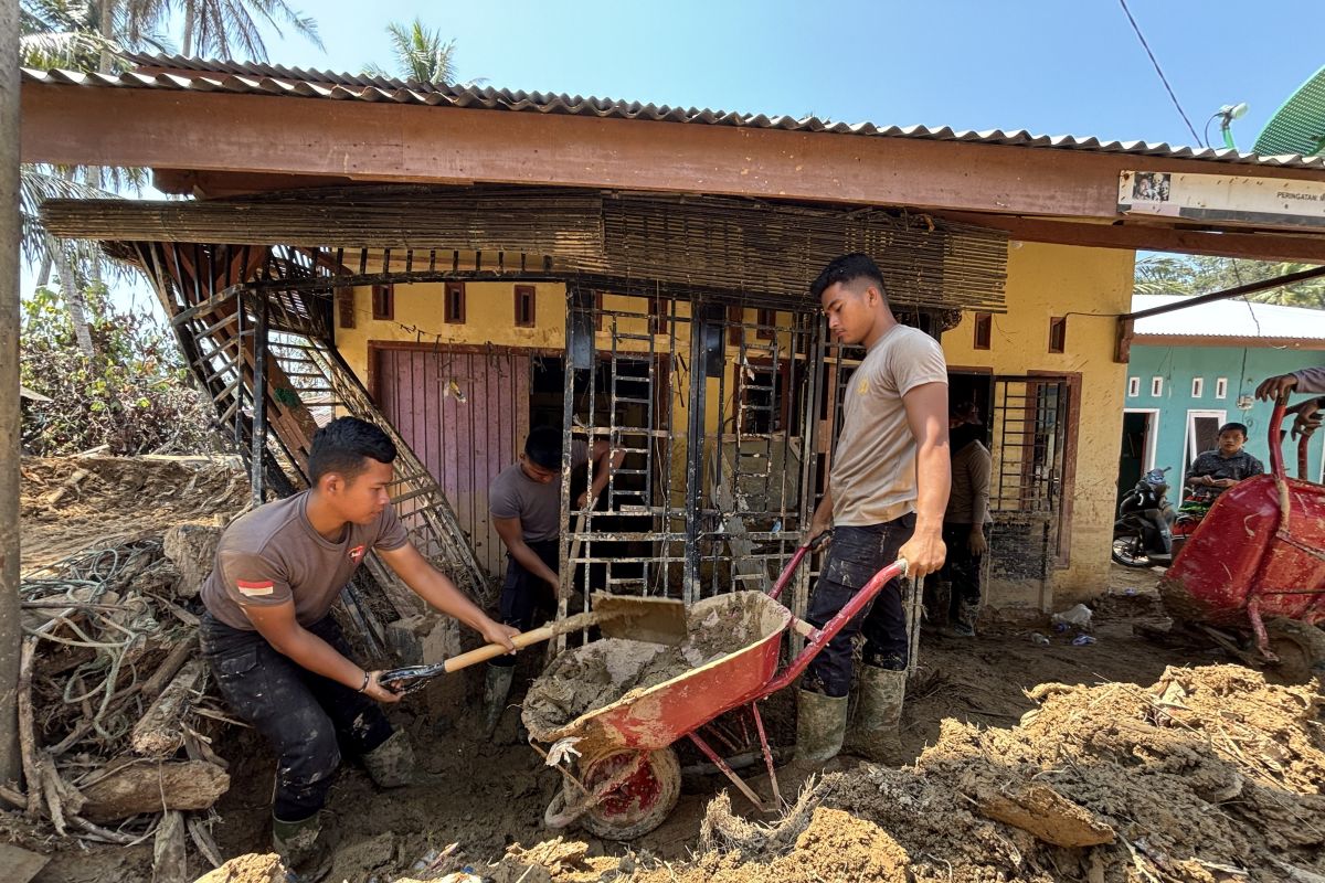 Brimob terus bantu warga keruk material longsor di Tapanuli Tengah