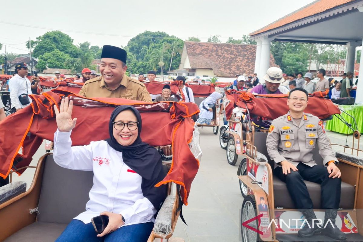 GSN serahkan bantuan ratusan becak listrik dari Presiden di Situbondo
