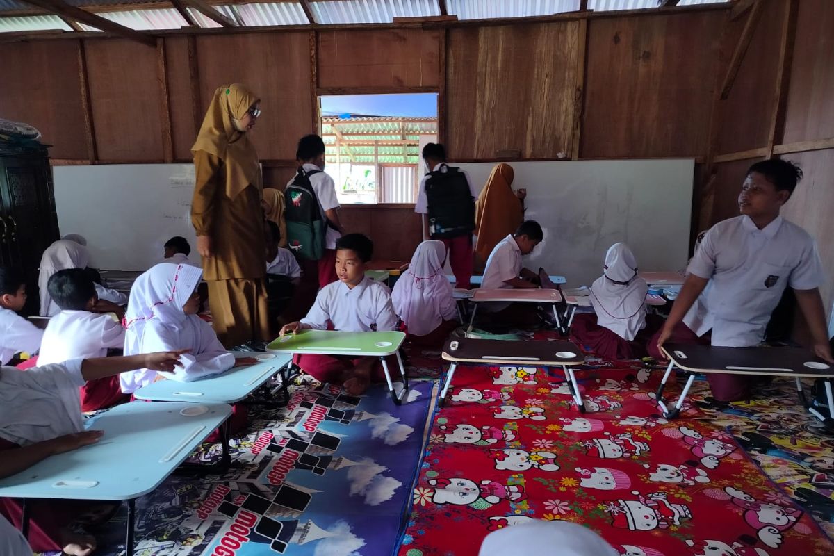 79 siswa SDN 14 Labuah Agam gembira belajar di shelter 