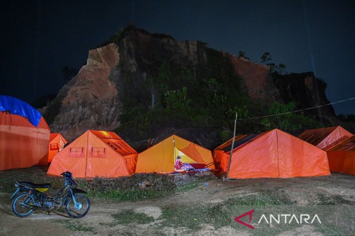 Sebanyak 912 orang bertahan di tenda pengungsi banjir Kelurahan Hutanabolon, Tapanuli Tengah