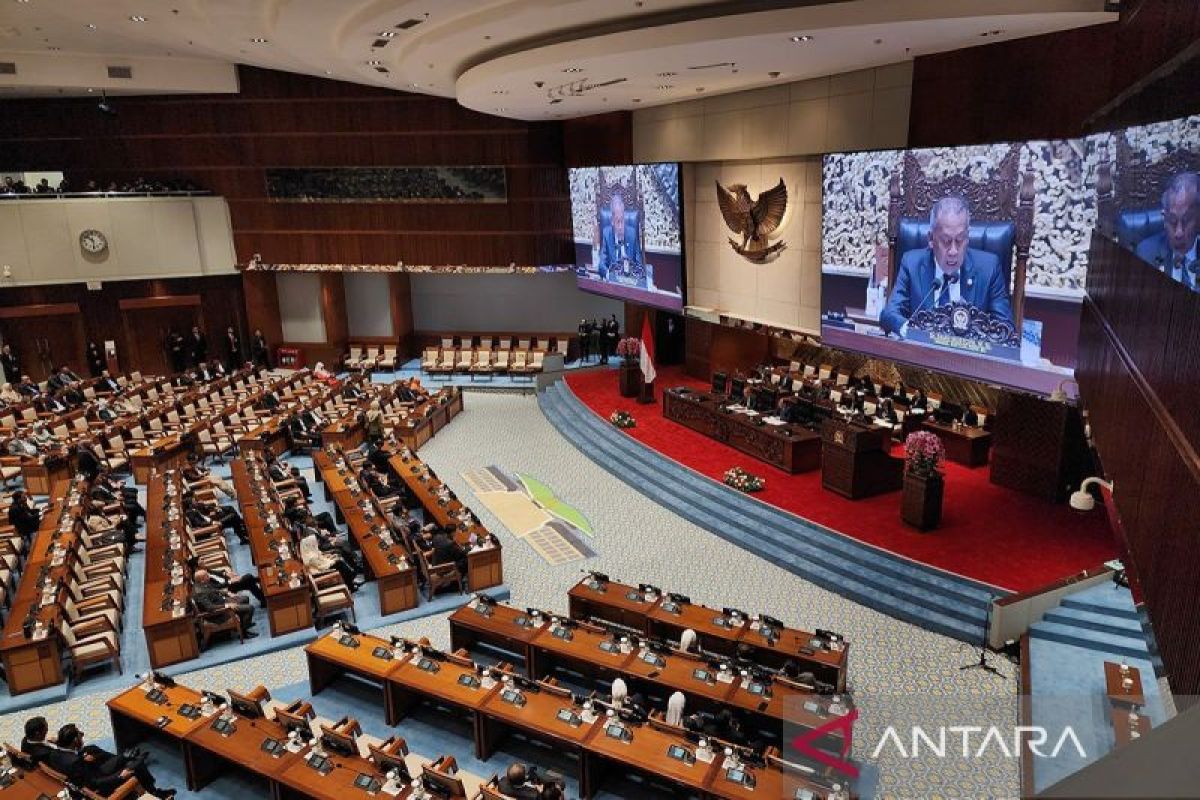 Rapat Paripurna DPR setujui Adies Kadir menjadi Hakim MK dari DPR