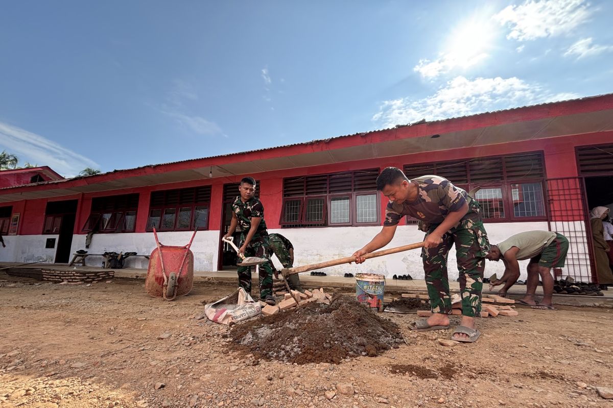 Prajurit TNI bersihkan lumpur yang rendam sekolah di Tukka