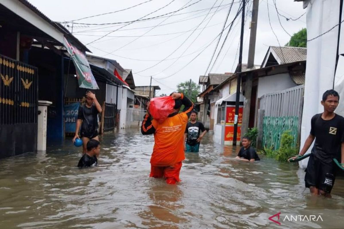 Banjir semeter di Cakung Barat, warga desak pemerintah bertindak cepat