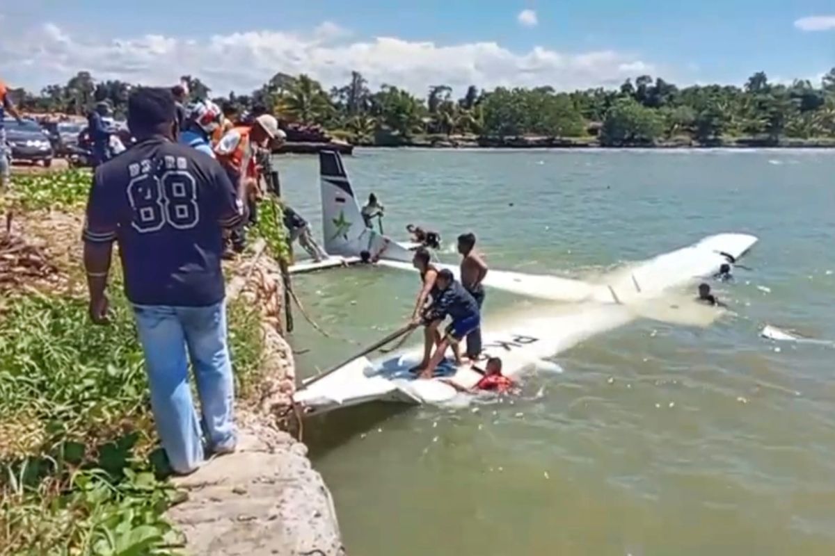 Smart Air mendarat di bibir pantai Nabire, 13 penumpang selamat