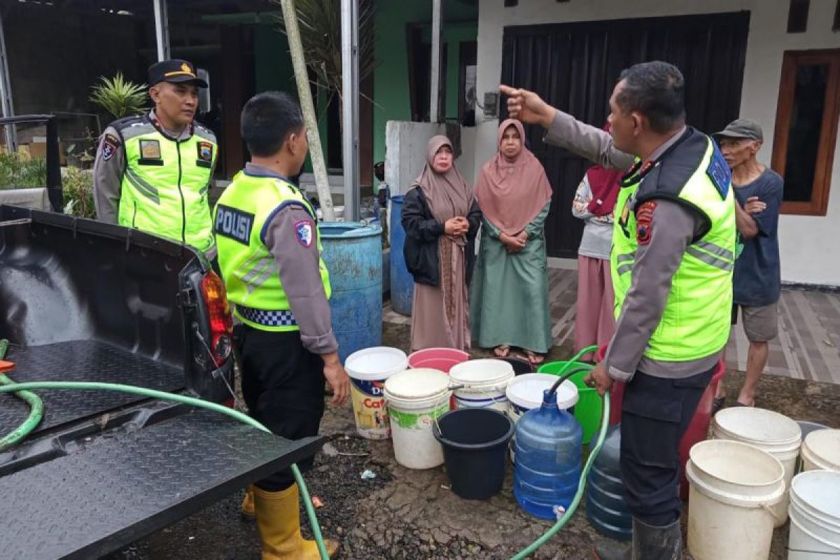 Kendaraan dinas Polsek Purbalingga bantu distribusi air bersih