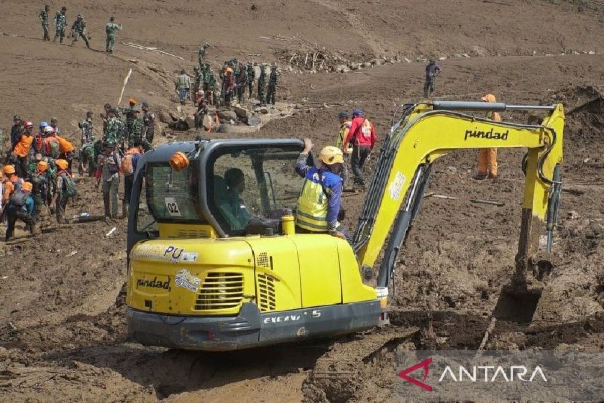 Kementerian PU kerahkan alat berat untuk penanganan longsor di Cisarua