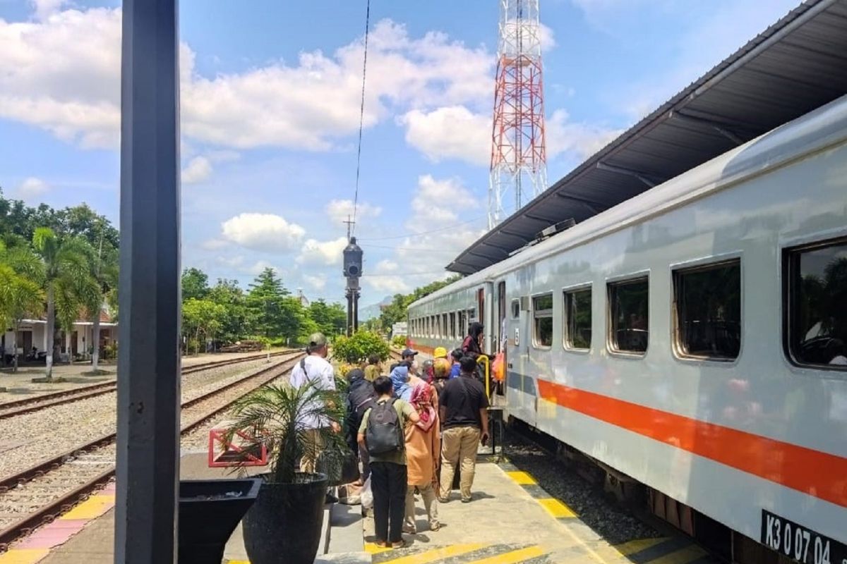 Daop Madiun hentikan 11 perjalanan KA saat gempa Pacitan berlangsung