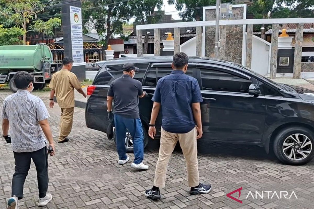 Tim penyidik KPK geledah Kantor Dinas PUPR Kota Madiun