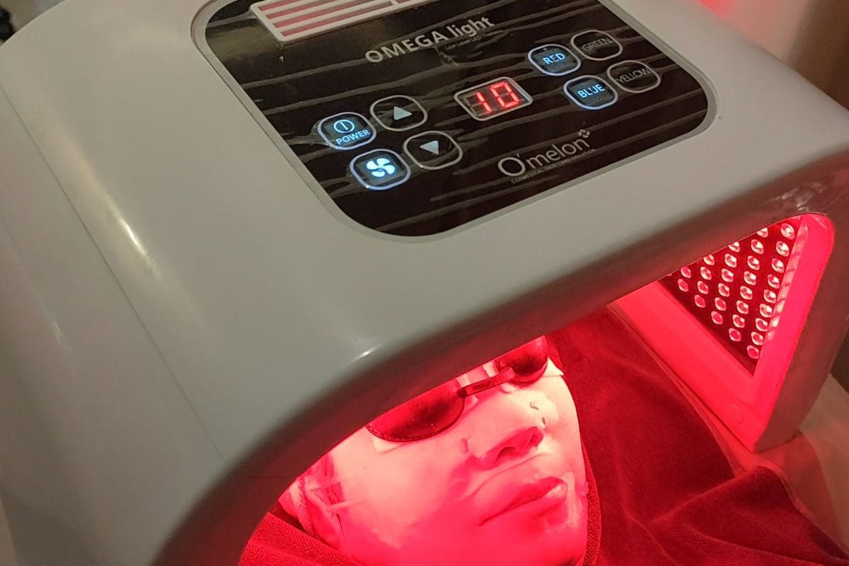 Pakar jelaskan efek pemakaian masker sinar merah untuk kurangi kerutan