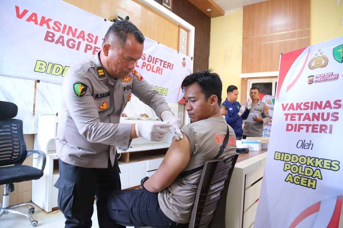 Bidokkes Polda Aceh vaksinasi personel terlibat pemulihan pascabencana